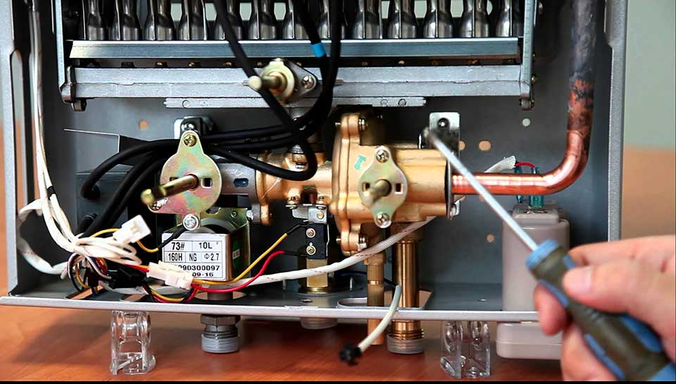 Мастера показывает проблему в работе газовой колонки