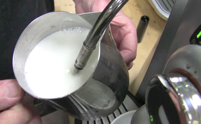 Кавомашина не збиває молоко для капучино