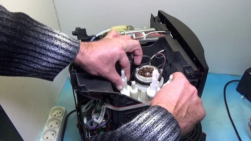 Розбирання та діагностика подачі меленої кави в кавомашині