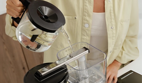 Заливання свіжої води у відсік кавомашини