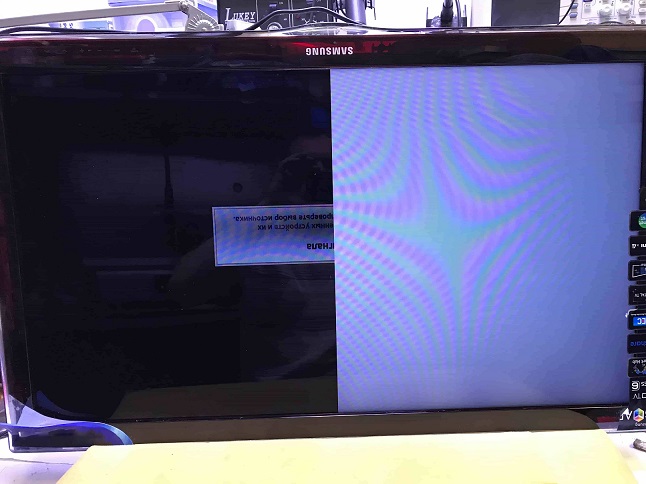 Половина экрана телевизора белая