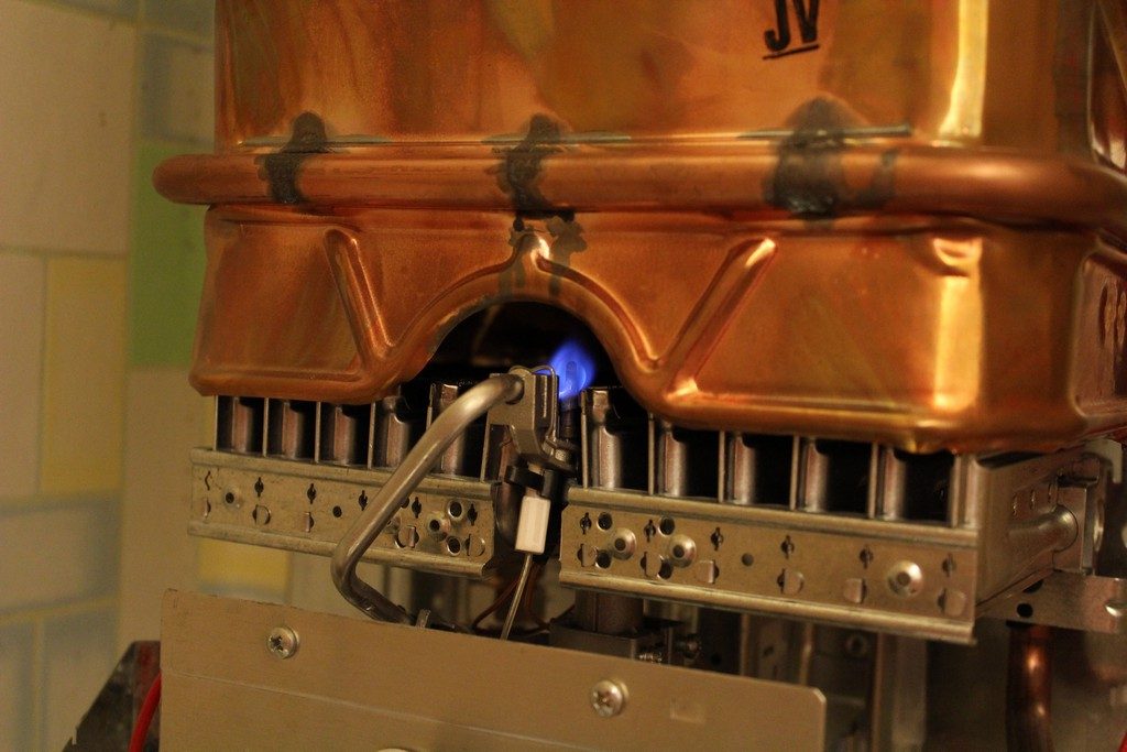 Не тухнет газовая колонка | СЦ "БыстроМастер" в Одессе - 8 : bystromaster.com.ua Горящее пламя в газовой колонке