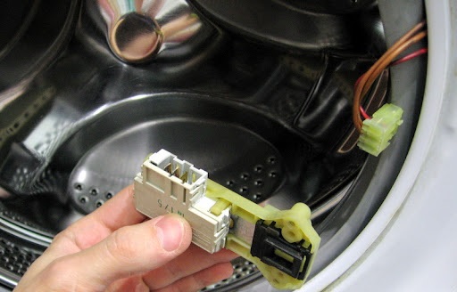 Стиральная машина не закрывается | вызвать мастера на дом недорого - 7 : bystromaster.com.ua Замена защелки на стиральной машине