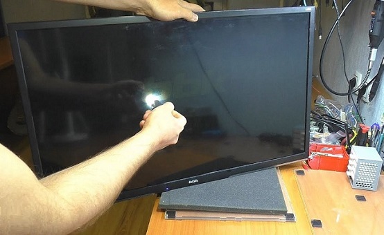 Майстер проводить діагностику екрана телевізора