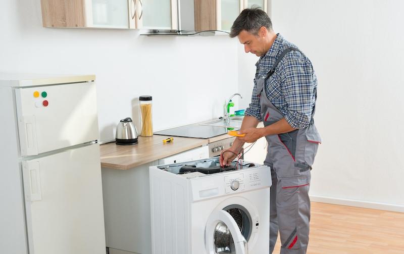 Мастер диагностирует проблему со стиральной машиной