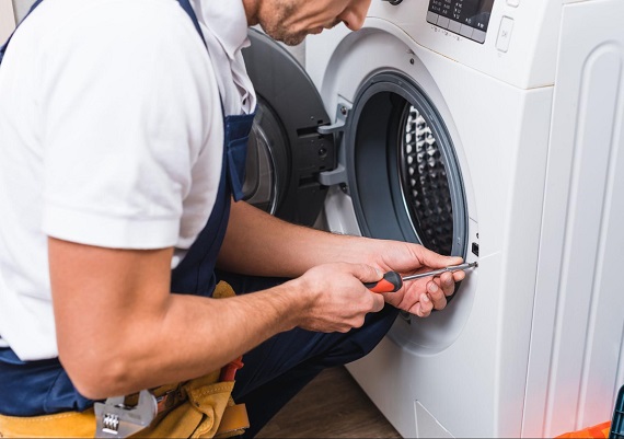 Стиральная машина не полоскает белье — Ремонт на дому в Одессе | БыстроМастер - 7 : bystromaster.com.ua Мастер ремонтирует стиральную машину