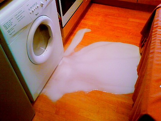 Вода течет из под стиральной машины